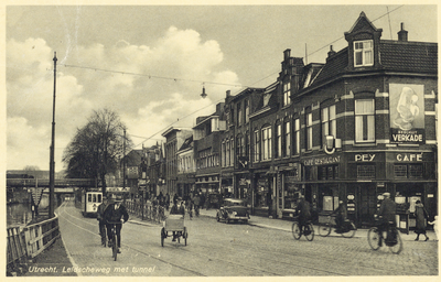 123320 Gezicht op de Leidseweg te Utrecht, uit het zuidwesten, met de panden Leidseweg 21 (rechts) -lager.N.B. Dit ...